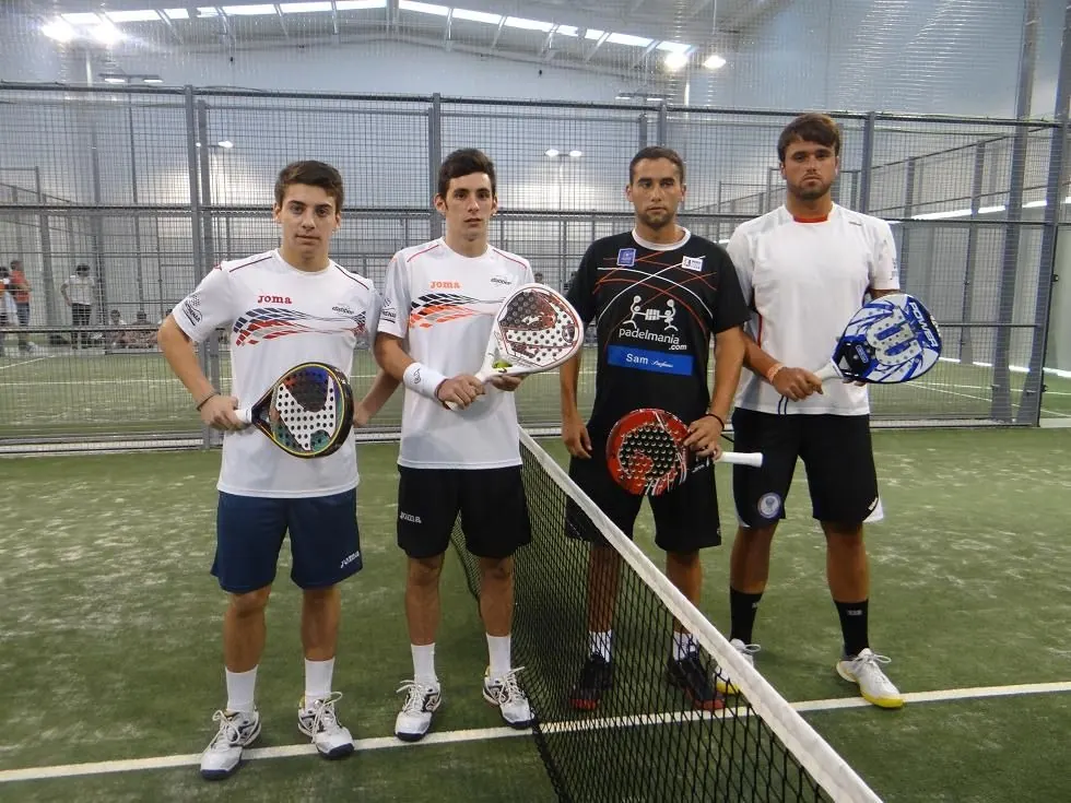 Alumnos jugando al pádel