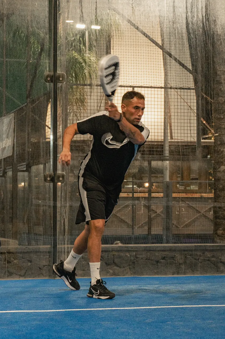 Jugando al pádel en Lanzarote